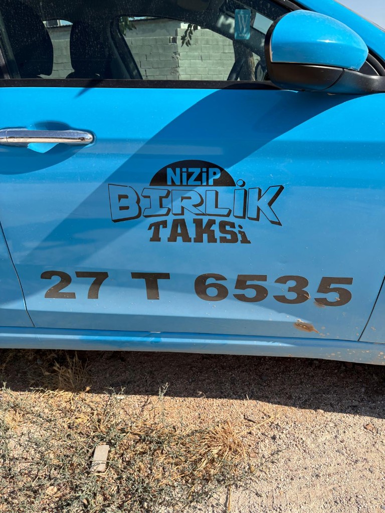 Nizip Taksi 7/24 kapı logosu, plaka 27 T 6535