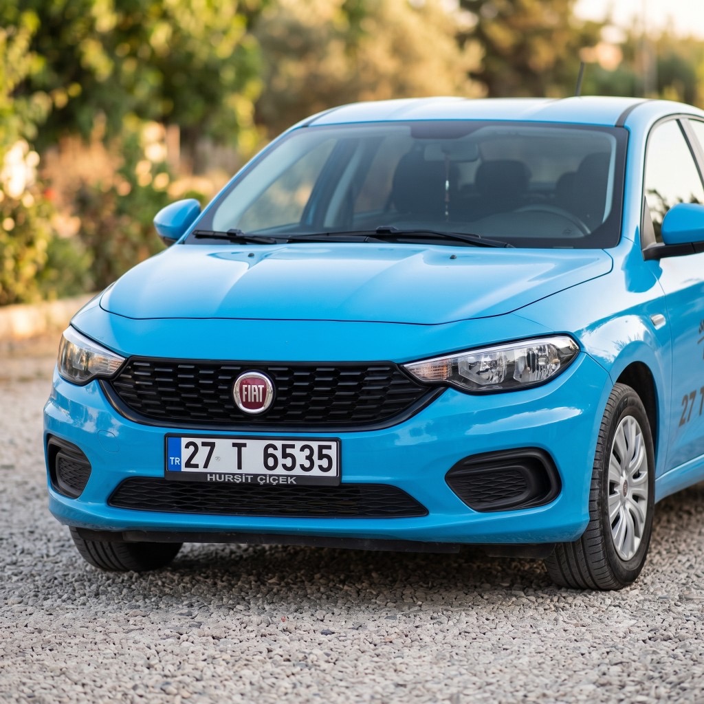 Nizip Taksi 7/24 mavi Fiat Egea ön görünüm, plaka 27 T 6535